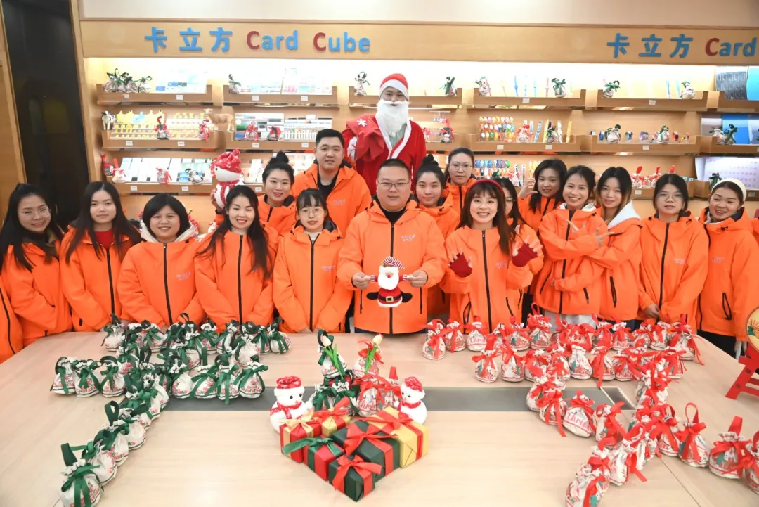 卡立方集團(tuán)RFID智能卡工廠圣誕派送暖心意 平安喜樂(lè)滿氛圍