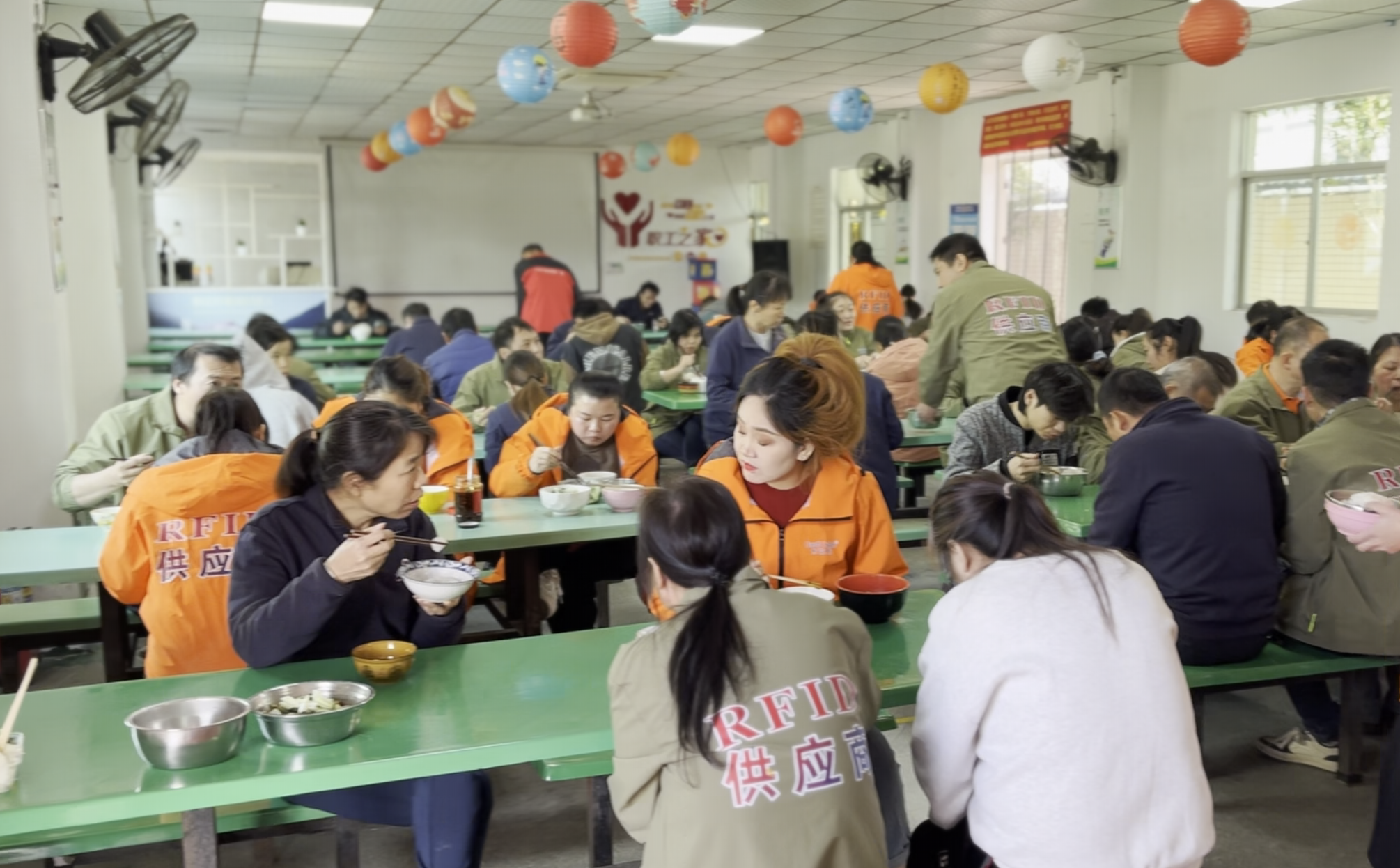 冬至大如年 人間小團(tuán)圓｜卡立方集團(tuán)NFC智能卡工廠暖心餃子宴，情暖歲末時(shí)光