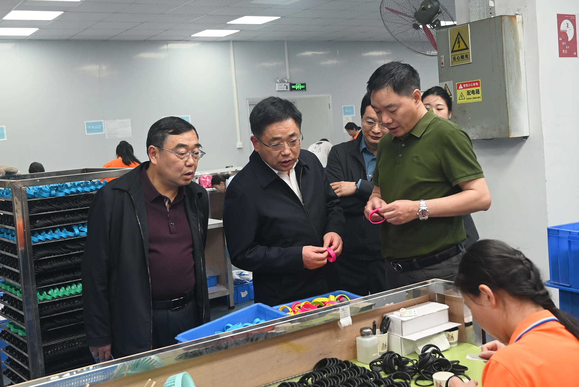 蘄春縣人大常委會(huì)黨組書(shū)記主任蔡壽益蒞臨卡立方集團(tuán)RFID電子標(biāo)簽工廠(chǎng)考察指導(dǎo)