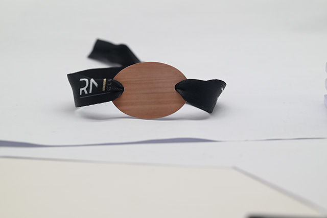 由于智能卡存儲能力強(qiáng)，可以存儲電子現(xiàn)金等網(wǎng)絡(luò)貨幣