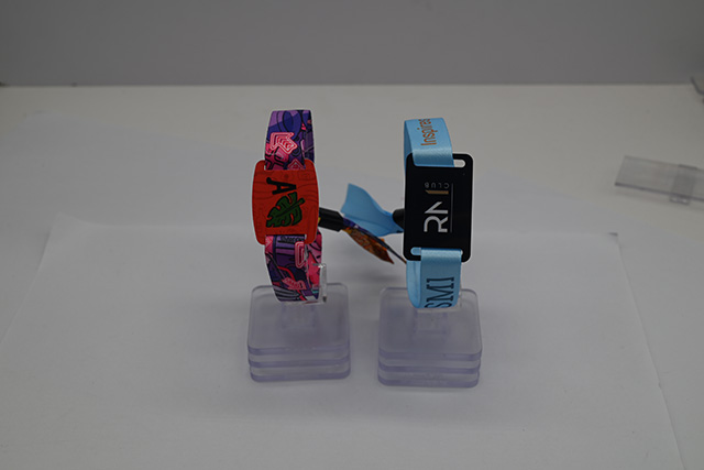 會員卡的種類是有很多種的，可以根據(jù)它們的材質、形狀、用途以及芯片類型來進行分類